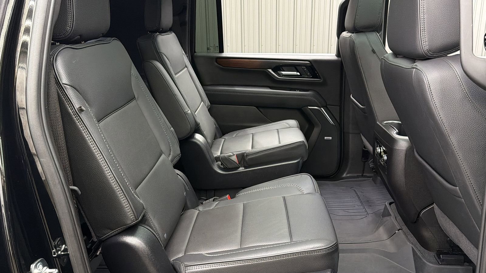 Used 2025 GMC Yukon XL Denali w/ Sun & Power Step Package image 38