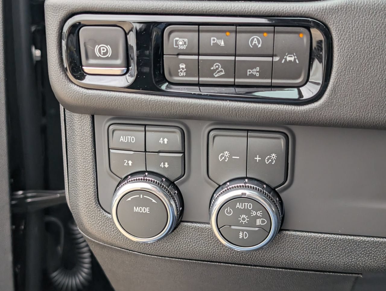 New 2026 GMC Yukon XL AT4 w/ AT4 Premium Package AWD/4WD image 17
