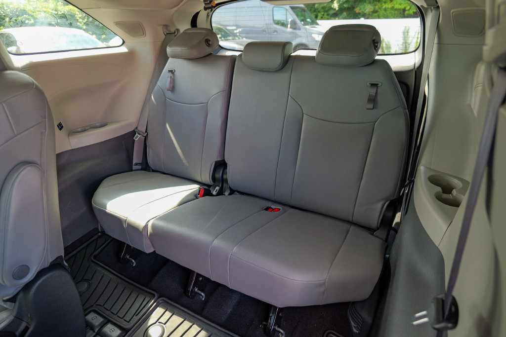 Used 2024 Toyota Sienna XLE w/ XLE Plus Package FWD image 27