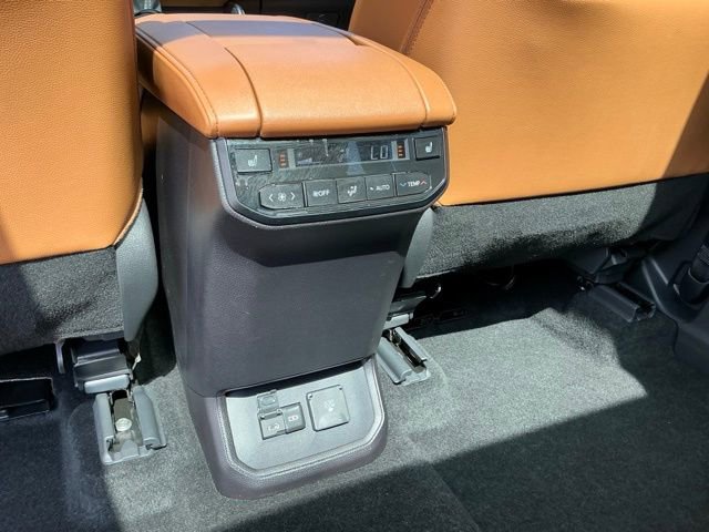 Used 2025 Toyota Highlander Platinum image 10