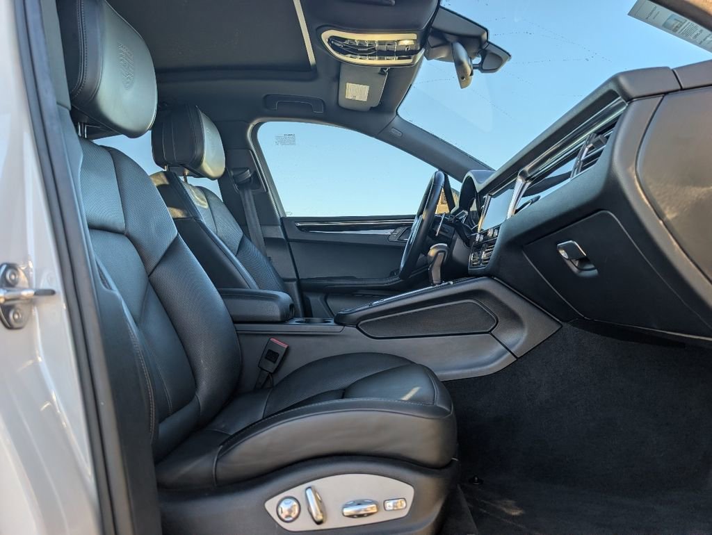 Certified 2022 Porsche Macan image 17