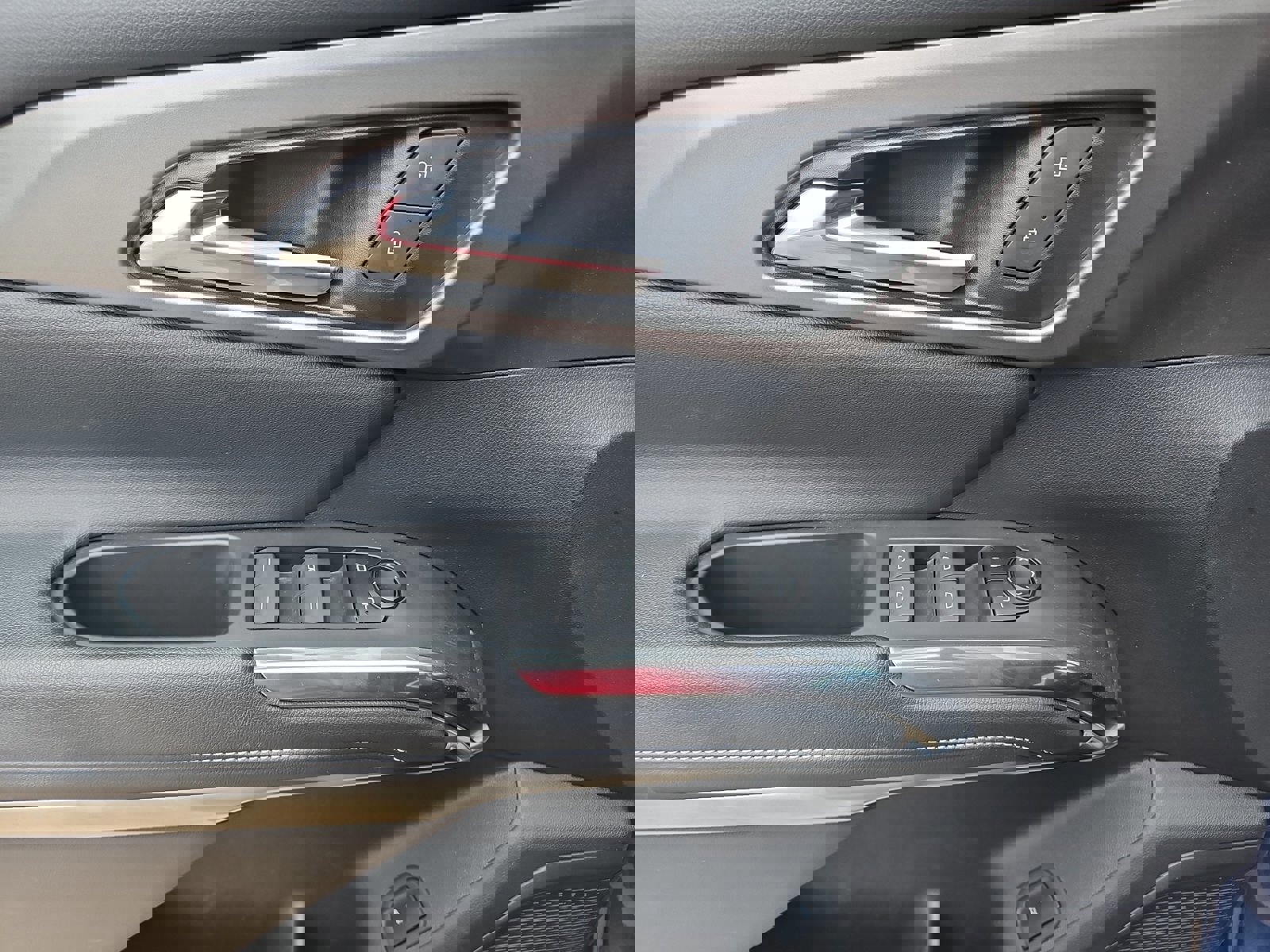 Used 2025 Chevrolet Traverse LT image 17