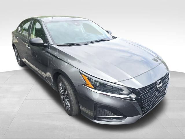 Used 2025 Nissan Altima 2.5 SV FWD image 8