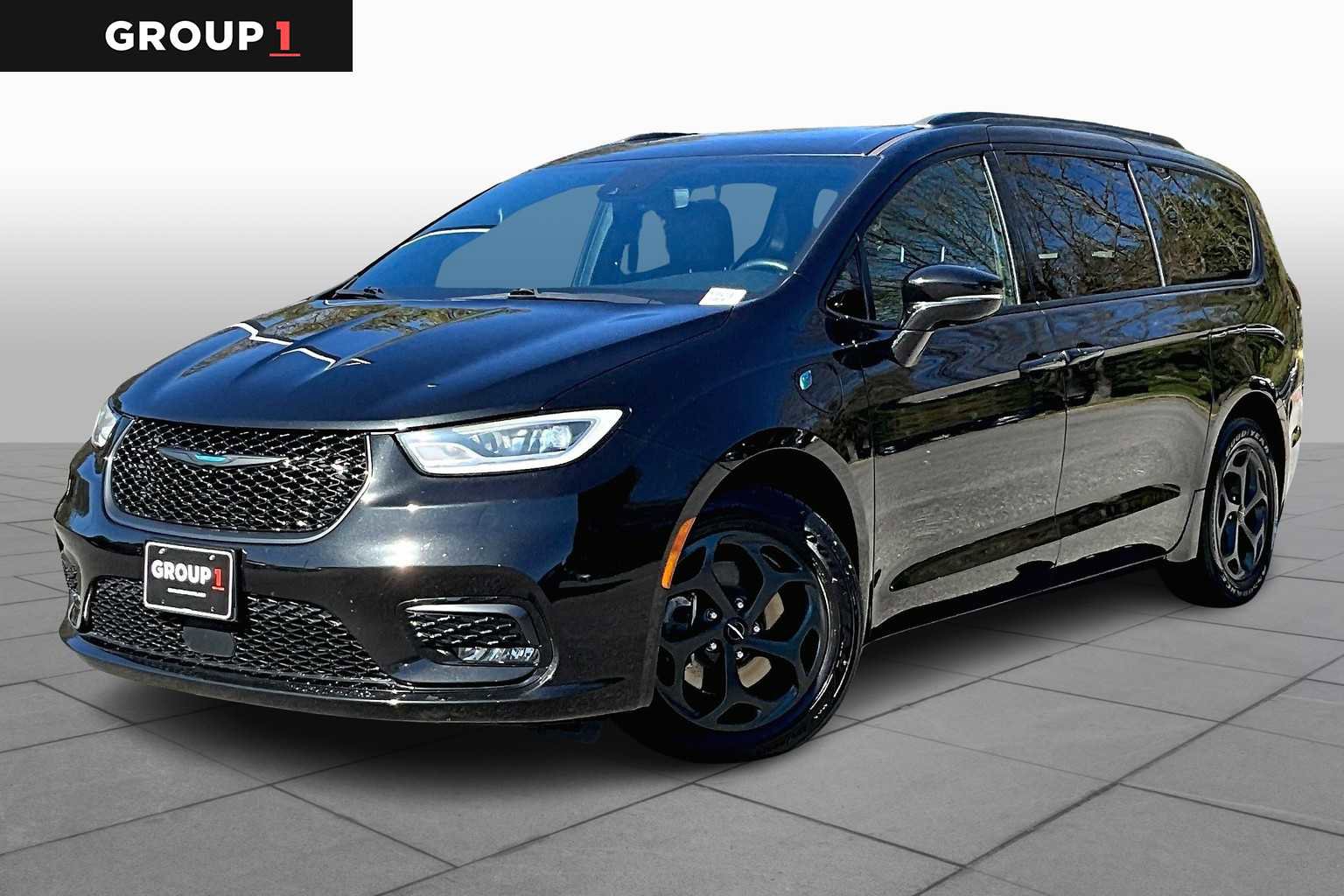 Used 2021 Chrysler Pacifica Limited w/ Uconnect Theater Family Group