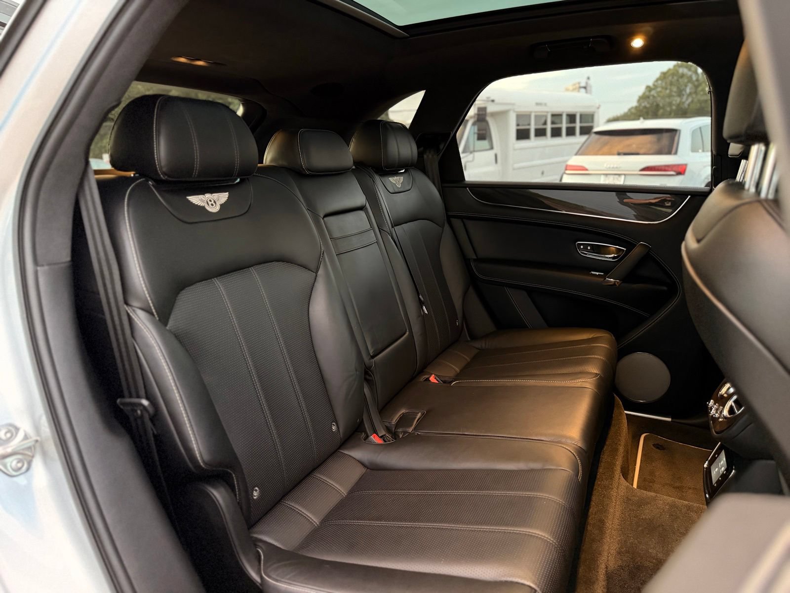 Used 2019 Bentley Bentayga AWD/4WD image 30
