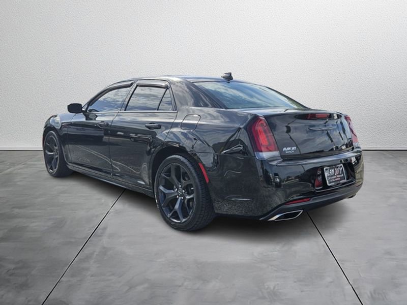 Used 2022 Chrysler 300 Touring L w/ Popular Equipment Group image 4