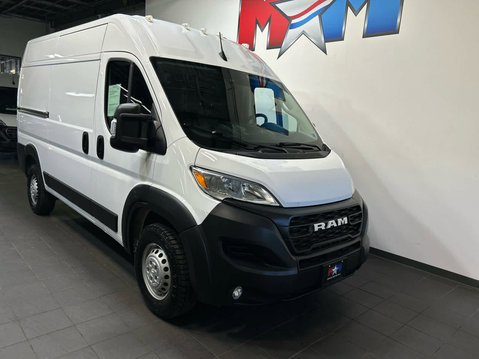 Used 2024 RAM ProMaster 2500 w/ Convenience Group FWD image 2