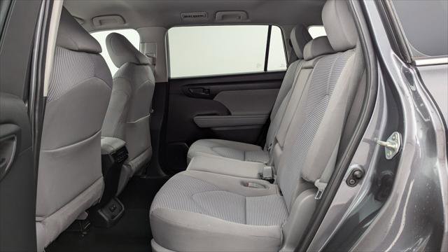 Used 2021 Toyota Highlander L image 17