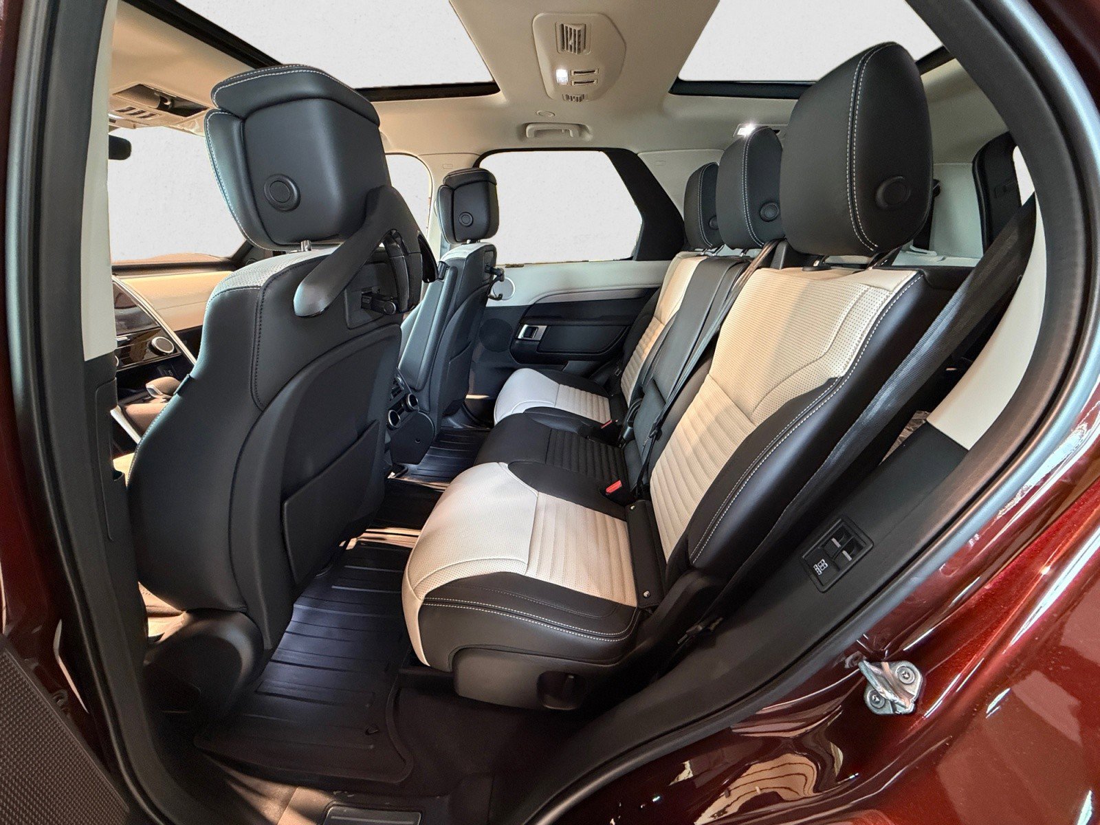 New 2026 Land Rover Discovery Limited Edition image 17