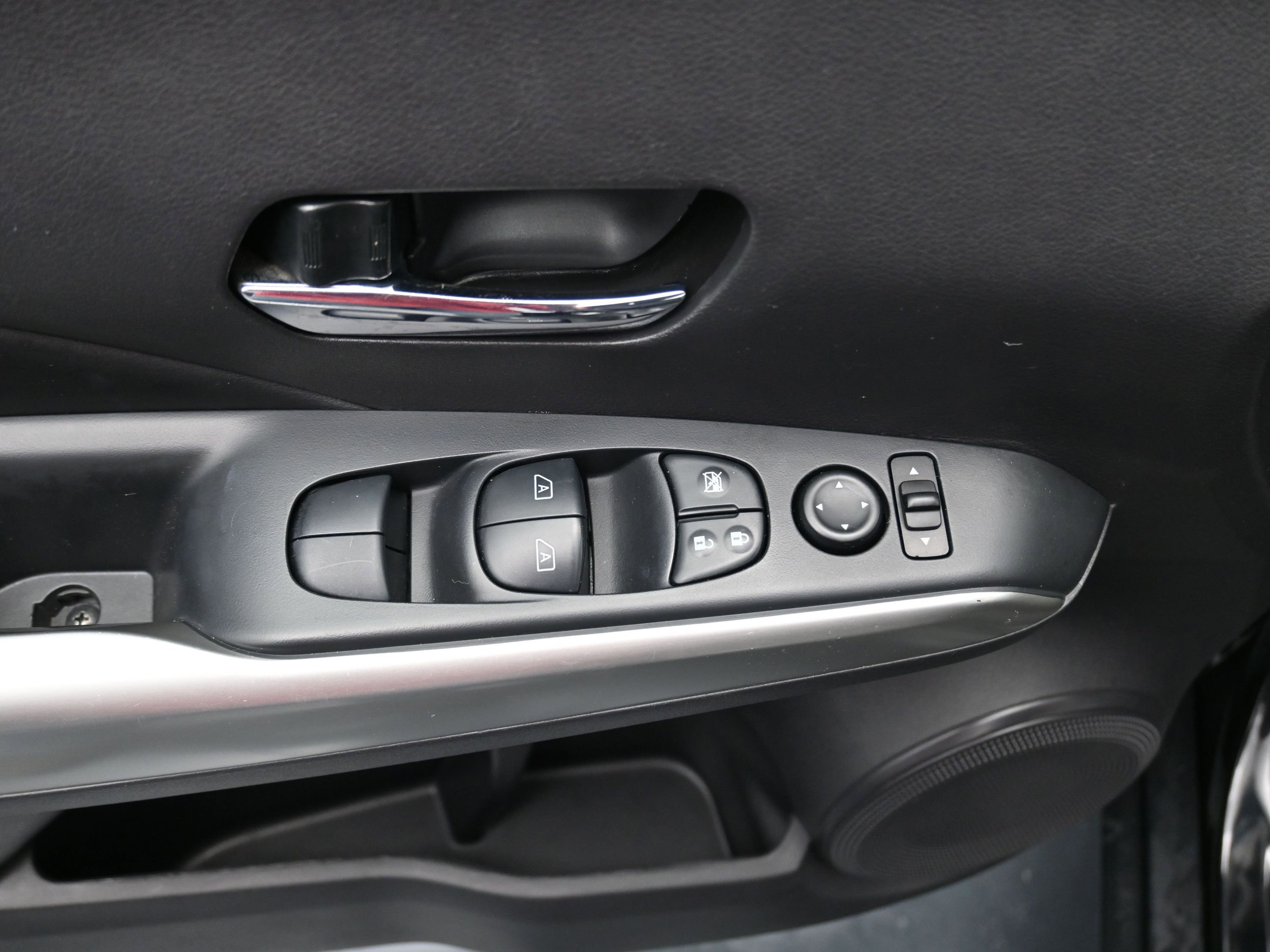 Used 2020 Nissan Kicks SR w/ SR Premium Package image 14