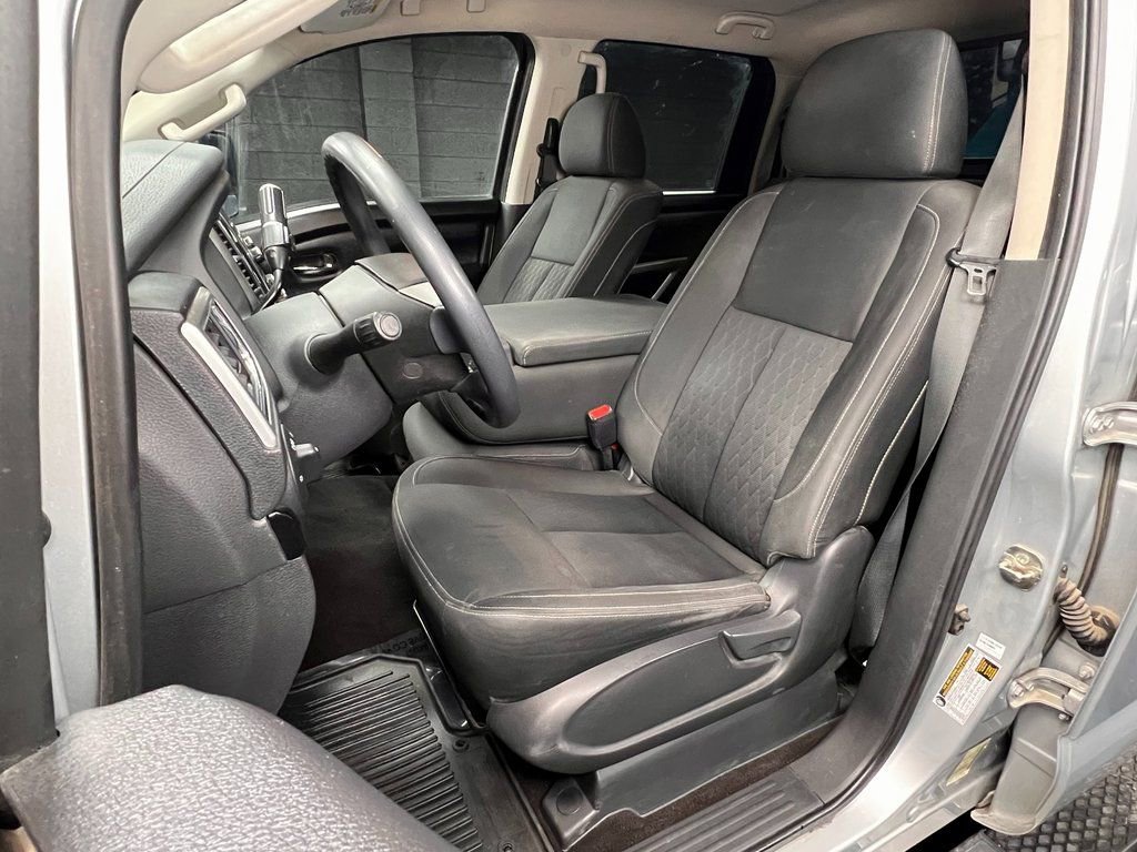 Used 2018 Nissan Titan SV image 3