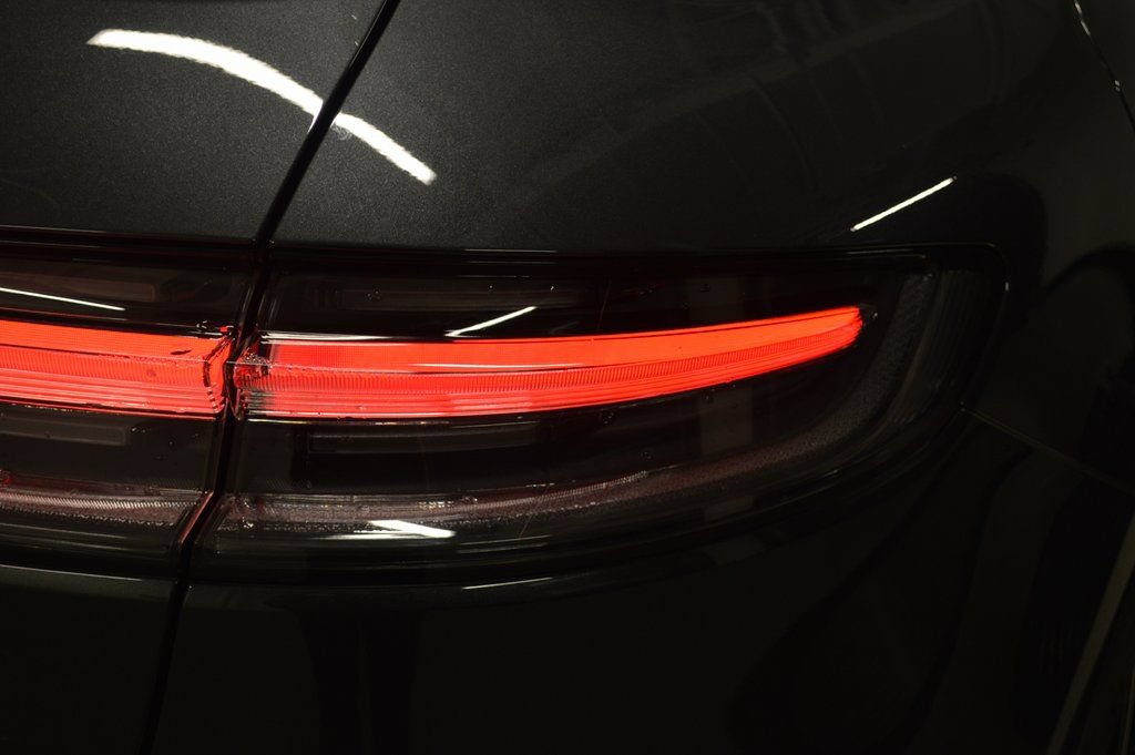 Certified 2025 Porsche Macan AWD/4WD image 12