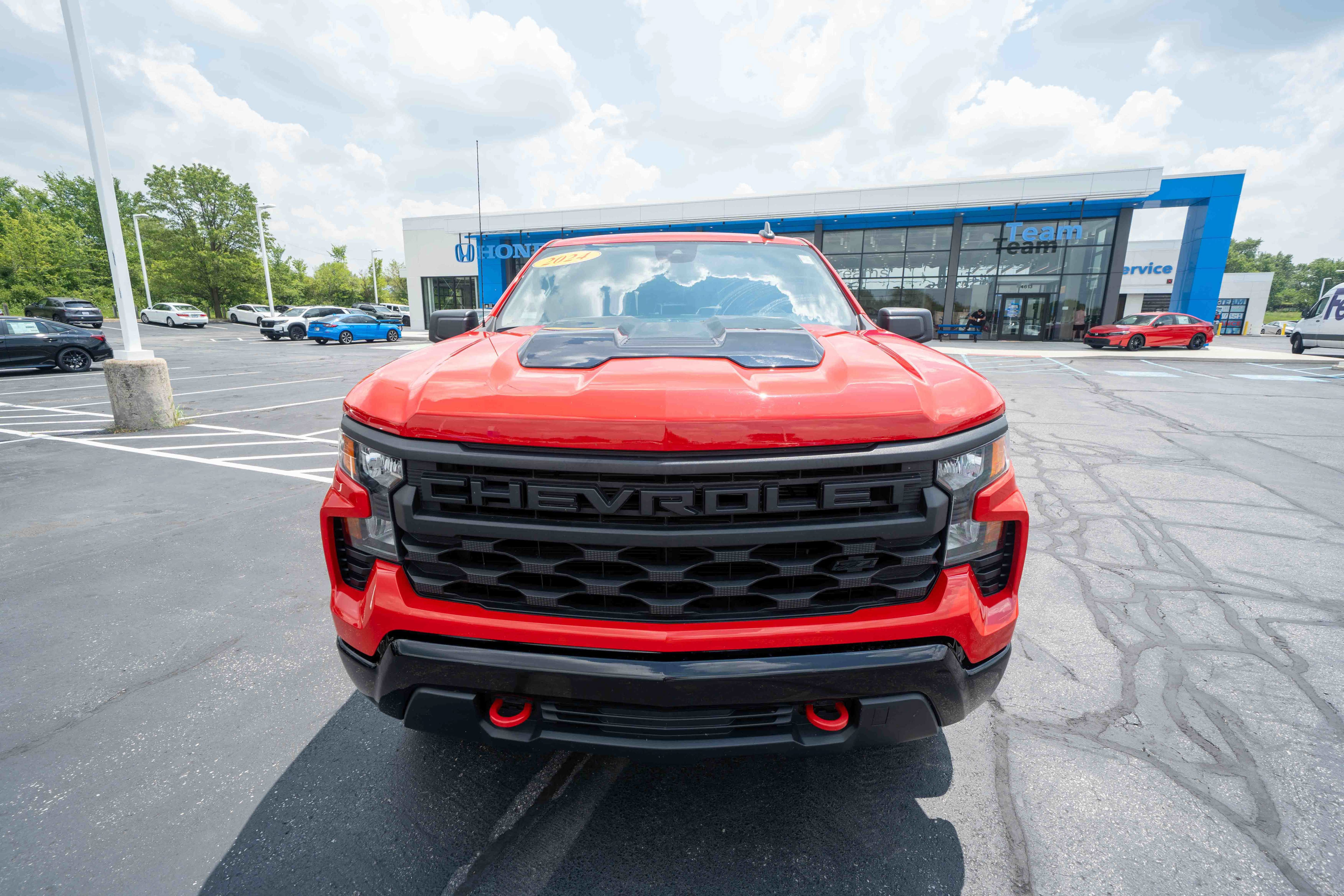 Used 2024 Chevrolet Silverado 1500 Custom Trail Boss w/ LPO, Dark Essentials Package AWD/4WD image 2