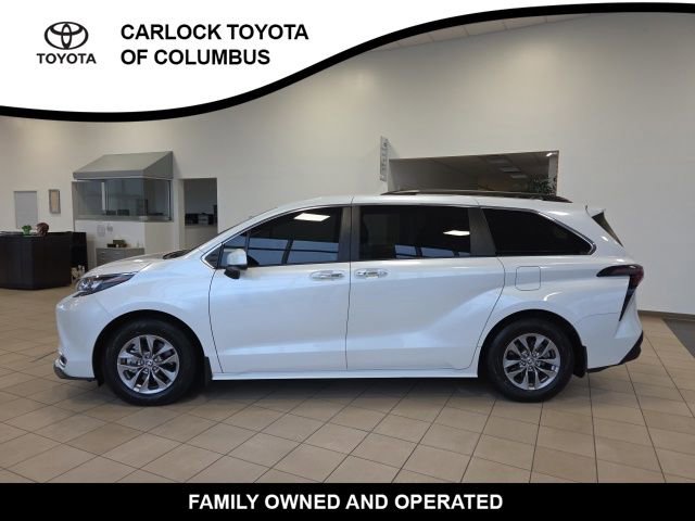 Used 2024 Toyota Sienna XLE FWD image 2