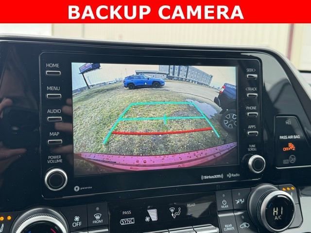 Used 2021 Toyota Highlander XLE AWD/4WD image 4