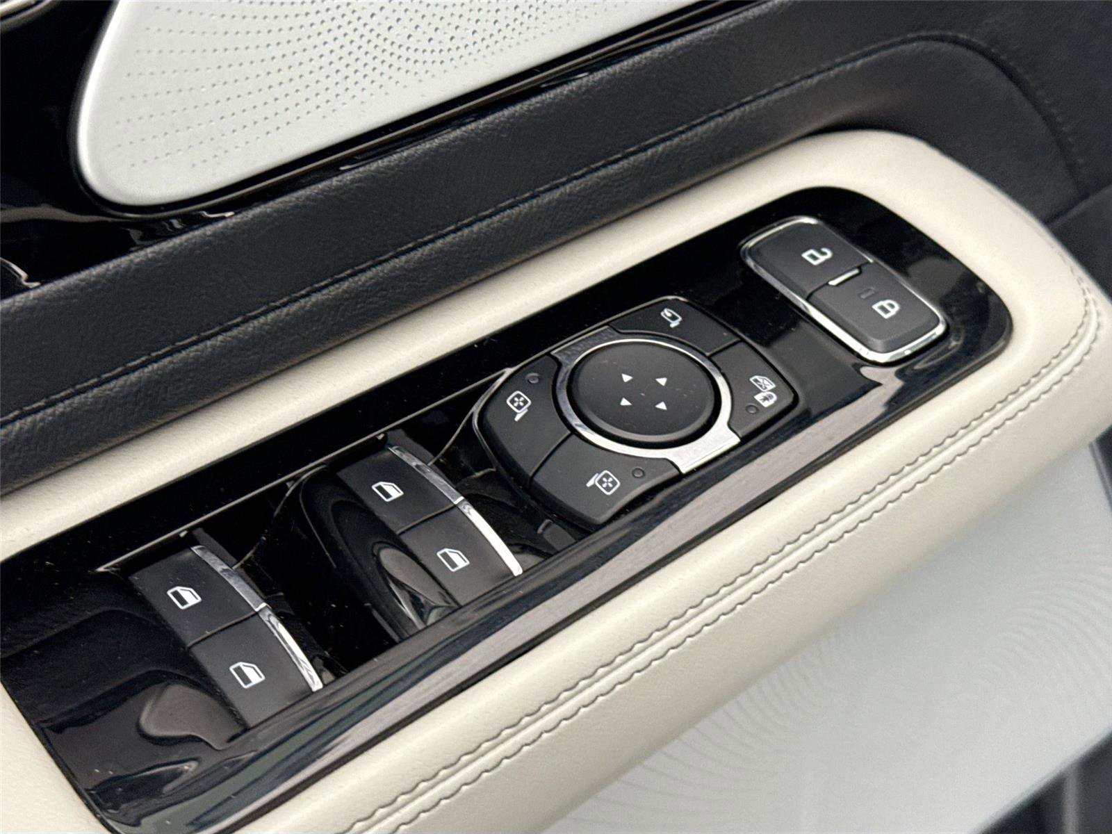 Used 2025 Lincoln Aviator Reserve w/ Equipment Group 201A AWD/4WD image 28