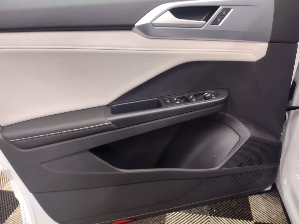 New 2025 Volkswagen Taos SE image 17