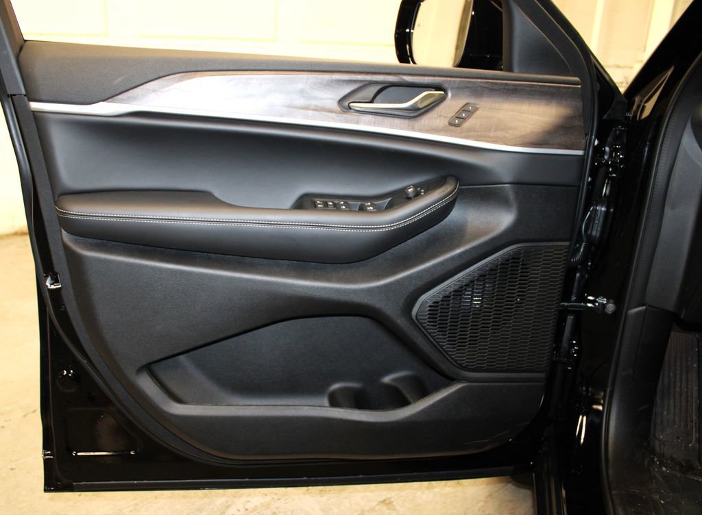 New 2025 Jeep Grand Cherokee Limited w/ Luxury Tech Group II image 27