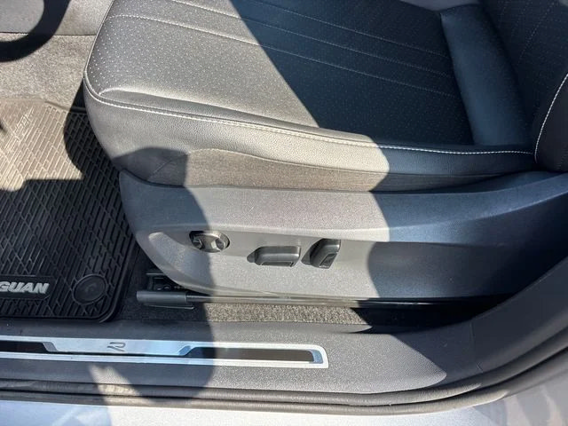 Used 2023 Volkswagen Tiguan SE R-Line AWD/4WD image 7
