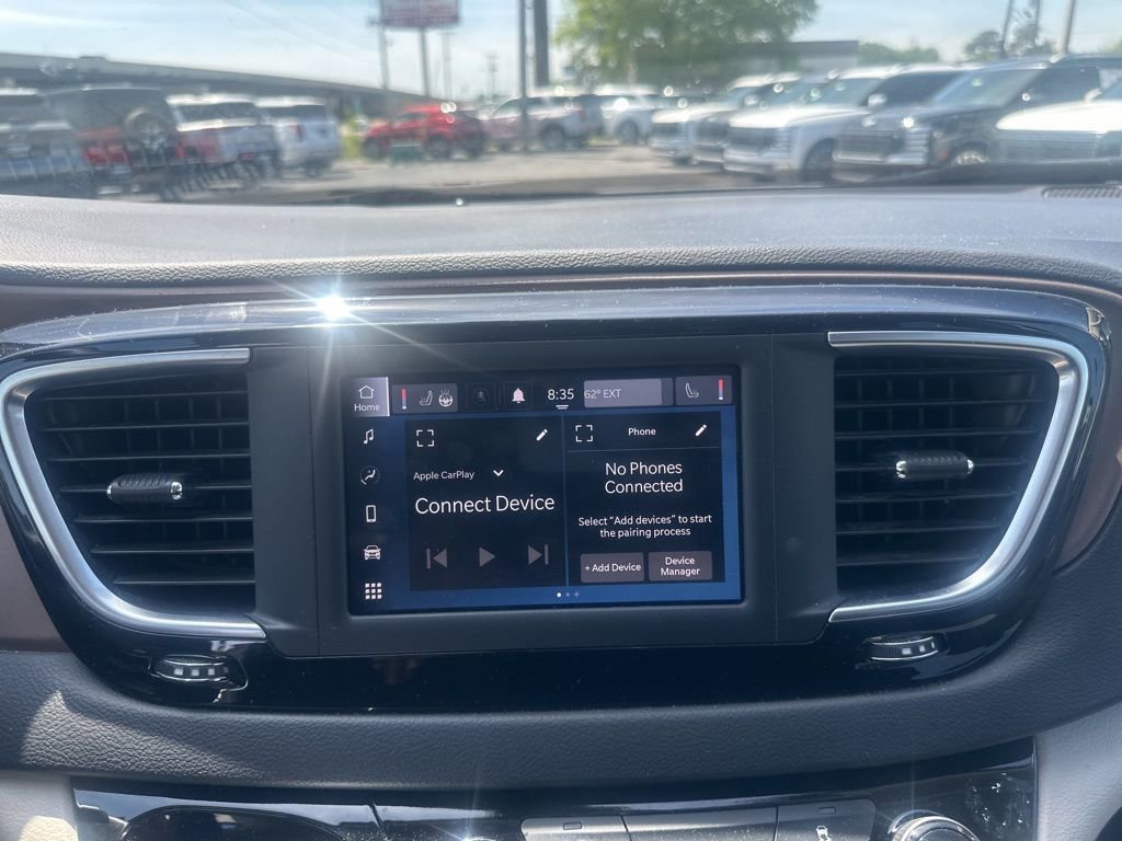 Used 2022 Chrysler Voyager LX image 24