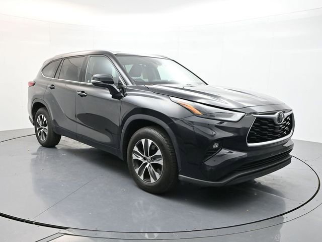 Used 2022 Toyota Highlander XLE image 3