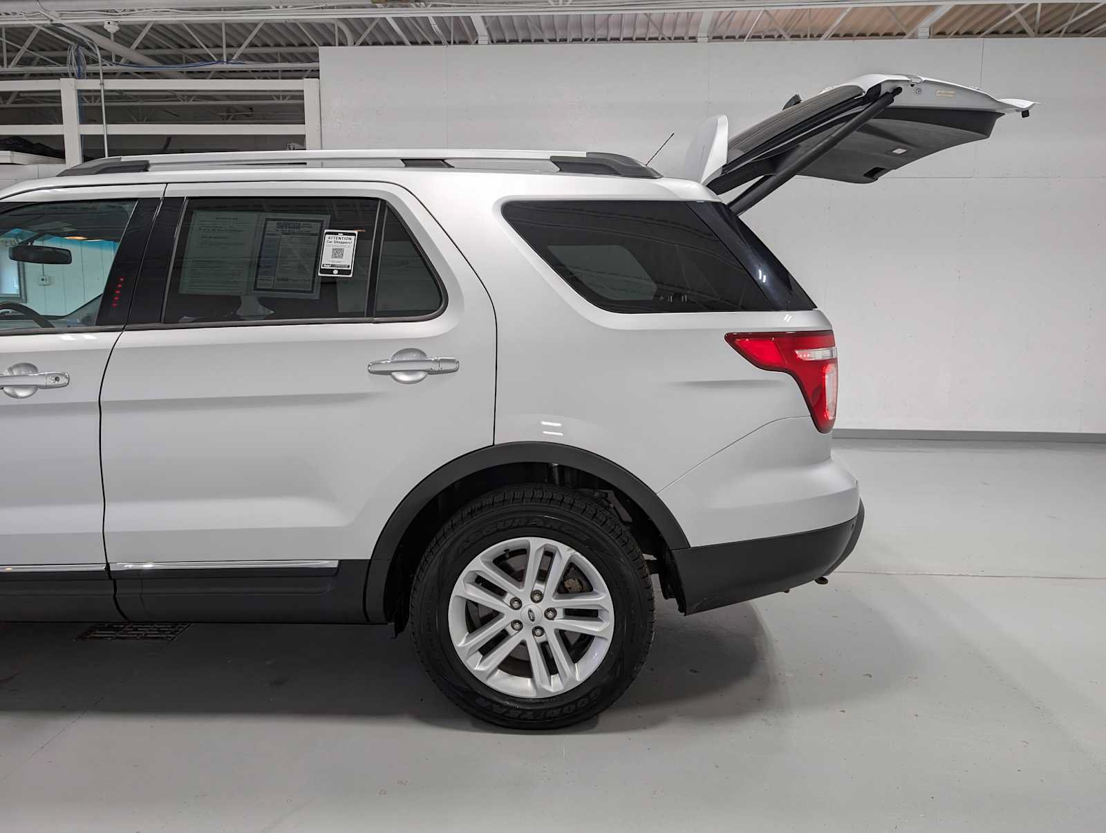 Used 2015 Ford Explorer XLT w/ Equipment Group 202B AWD/4WD image 10