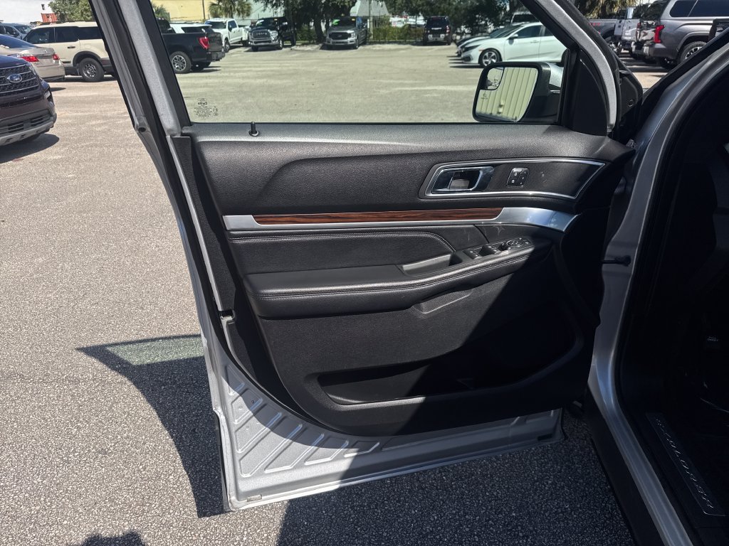 Certified 2018 Ford Explorer Limited FWD image 13