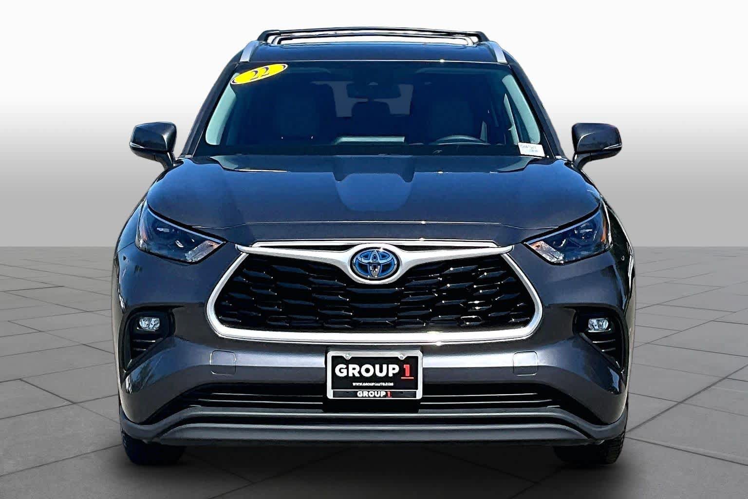 Used 2022 Toyota Highlander XLE AWD/4WD image 3