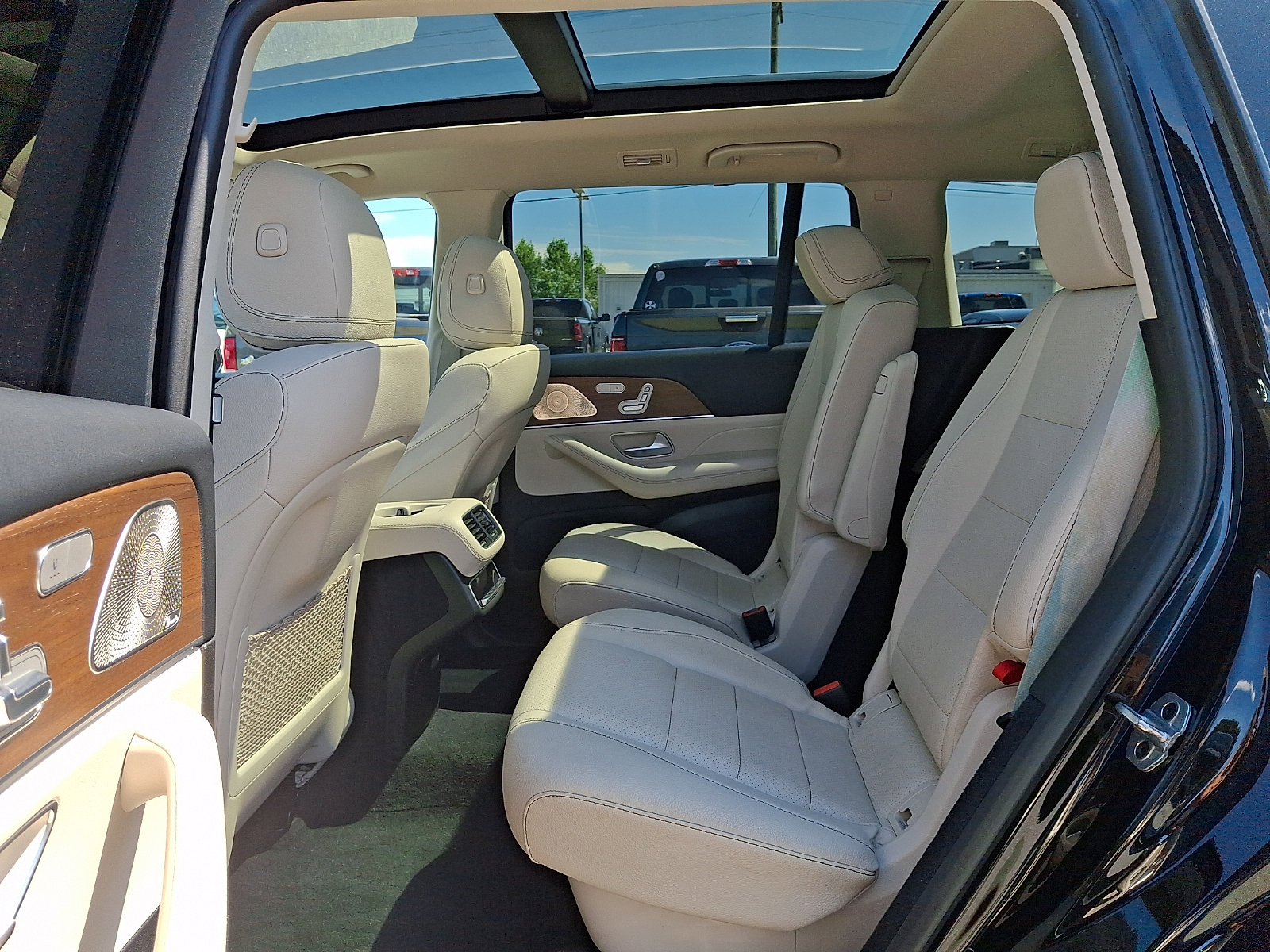 Used 2023 Mercedes-Benz GLS 450 4MATIC image 12