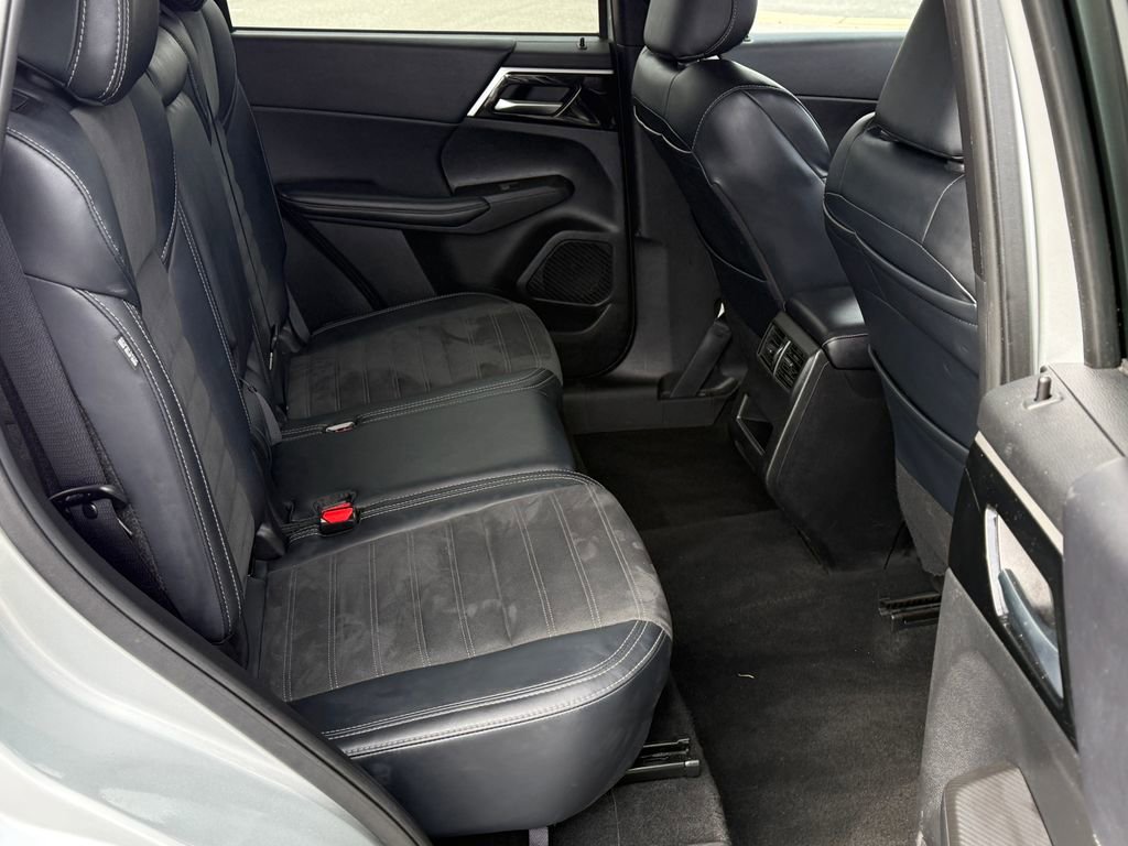 Used 2024 Mitsubishi Outlander SE image 12