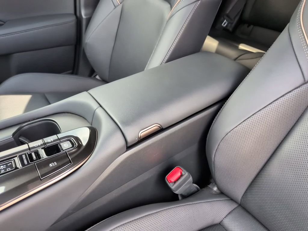 Used 2025 Toyota Crown Signia AWD/4WD image 30