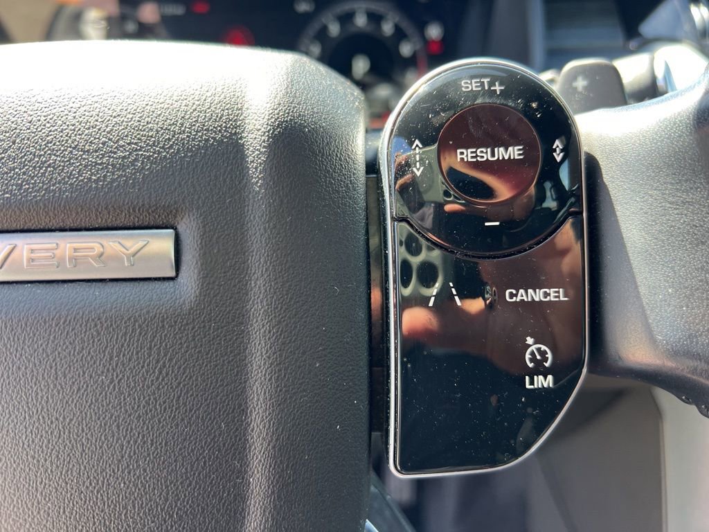 Used 2020 Land Rover Discovery HSE image 12