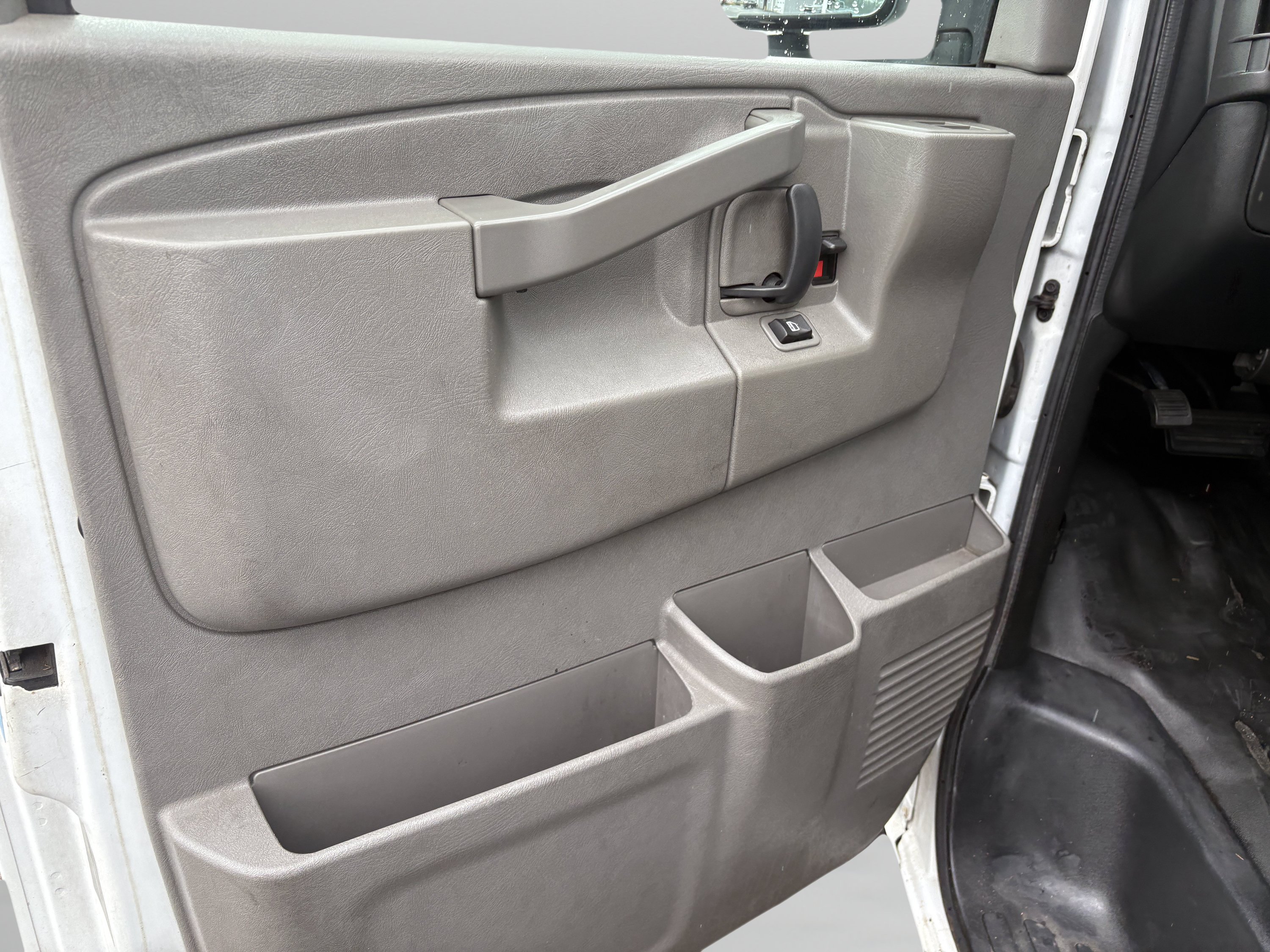 Used 2017 Chevrolet Express 3500 RWD image 23