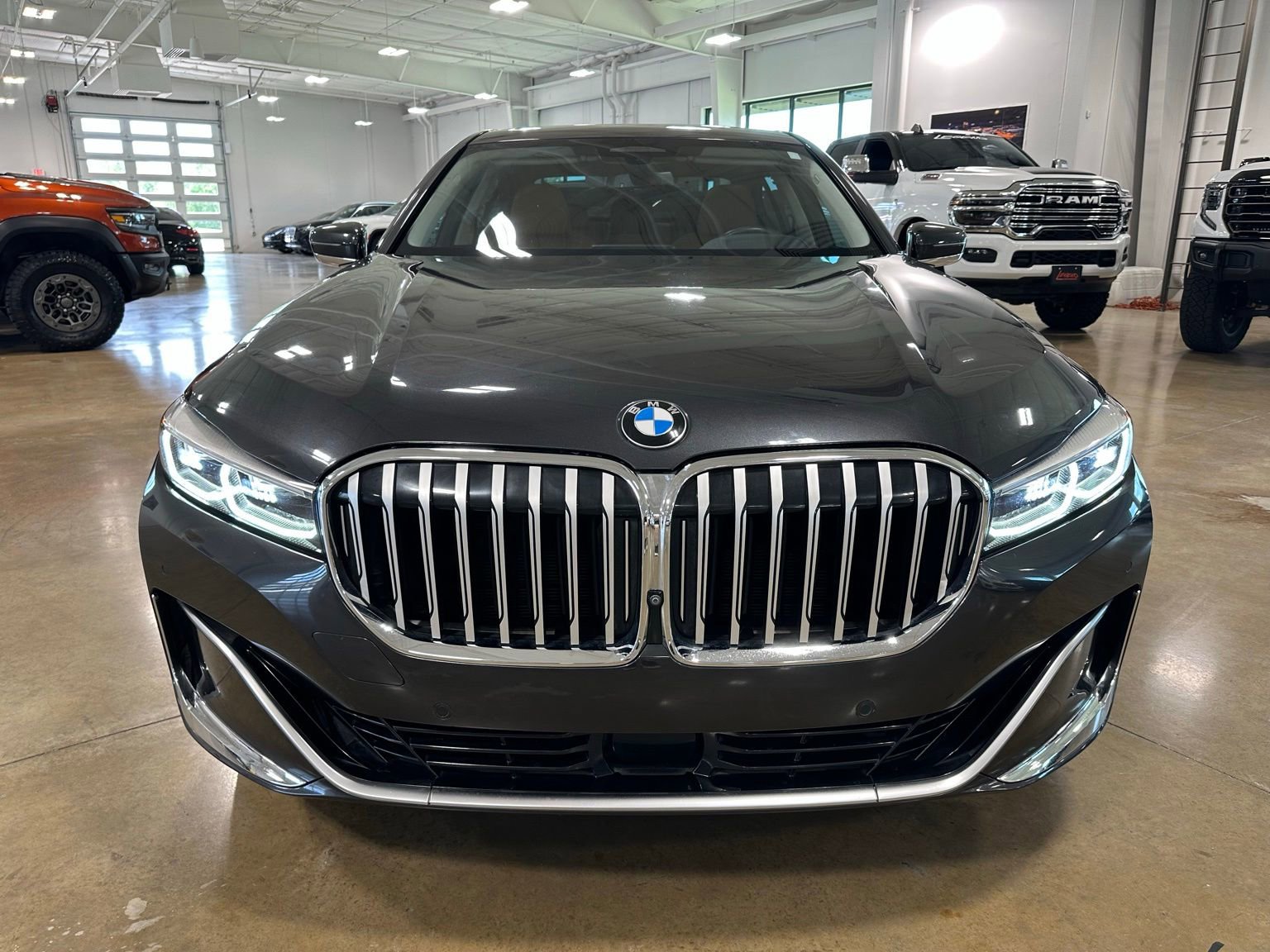 Used 2022 BMW 750i xDrive AWD/4WD image 2