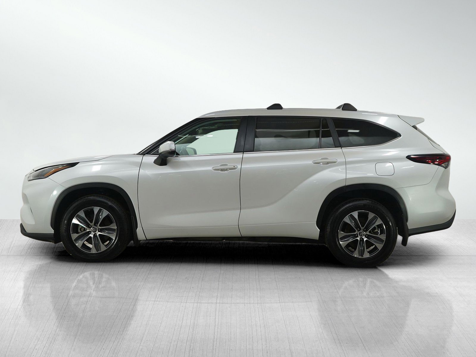 Used 2024 Toyota Highlander XLE AWD/4WD image 2
