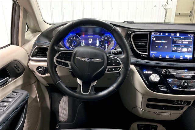 Used 2021 Chrysler Pacifica Touring-L w/ Uconnect Theater Family Group FWD image 5