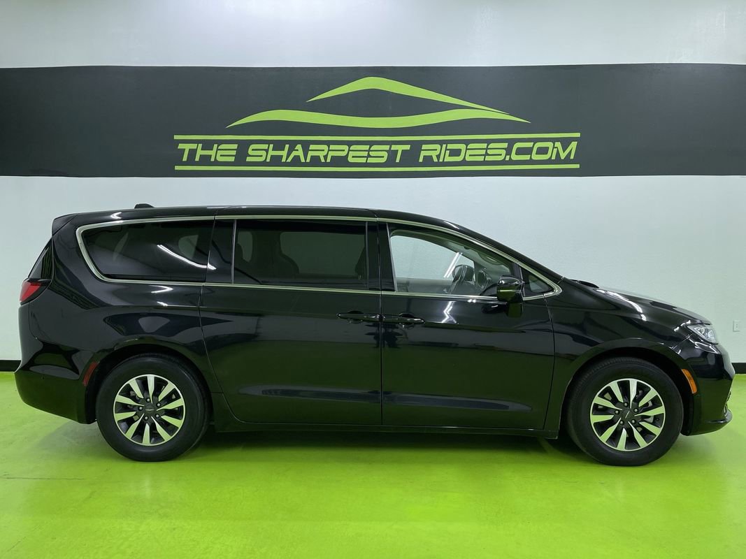 Used 2022 Chrysler Pacifica Touring-L w/ Uconnect Theater Family Group image 11