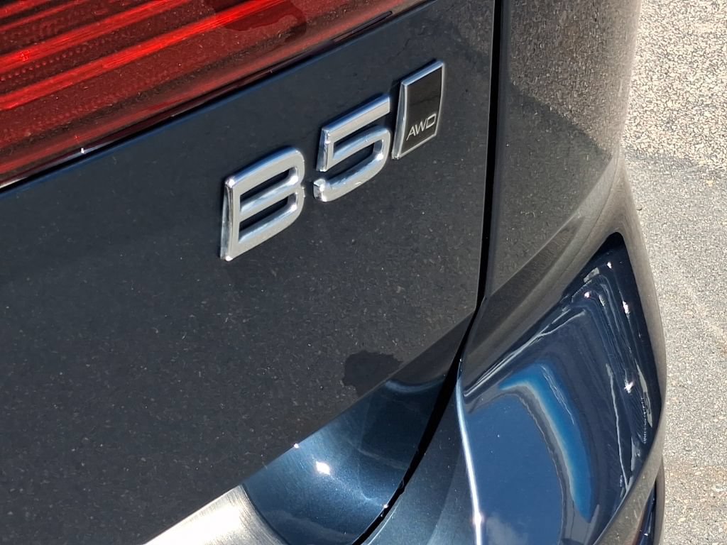 Certified 2025 Volvo XC60 B5 Plus w/ Protection Package Premier AWD/4WD image 9