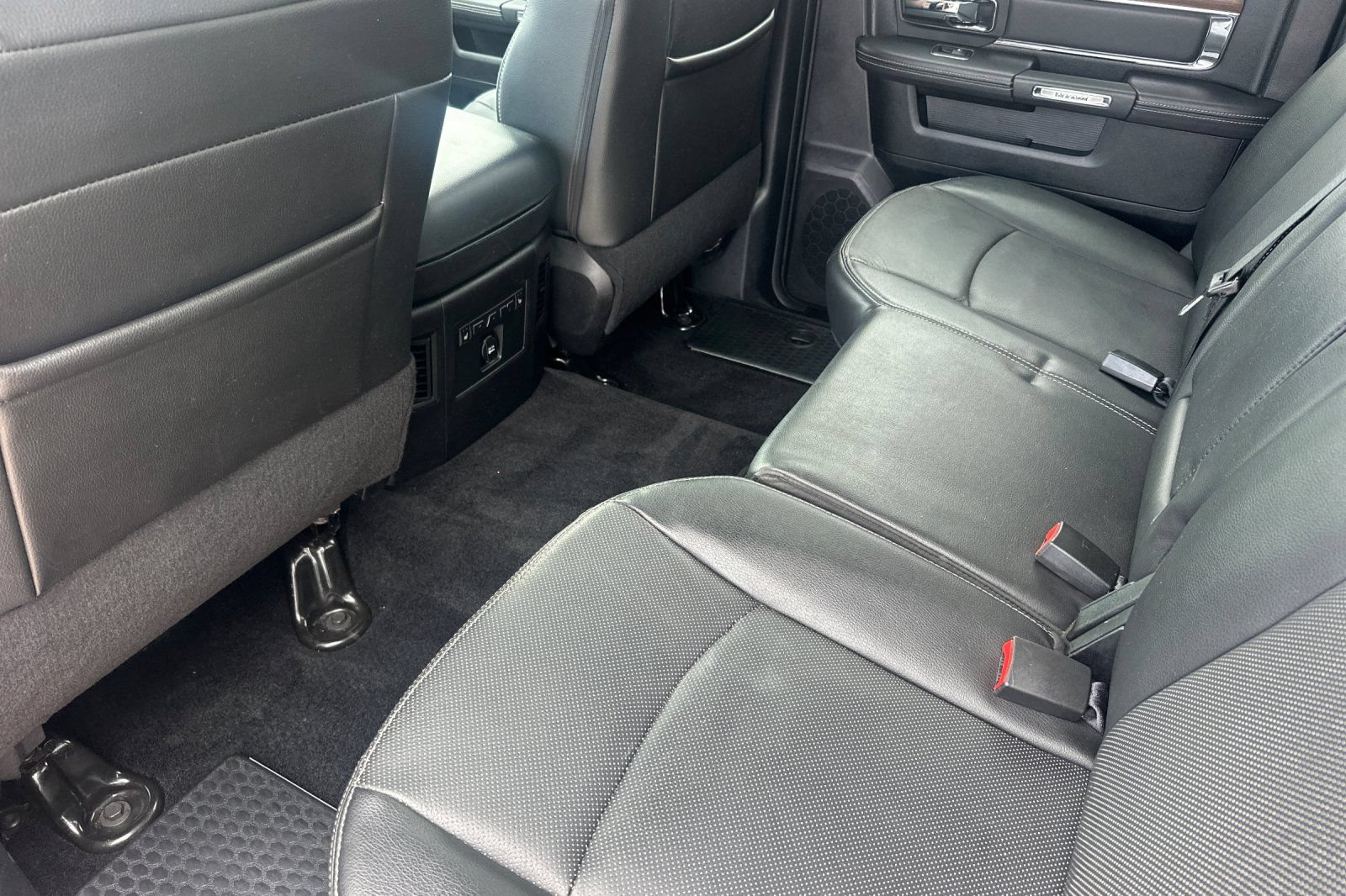 Used 2014 RAM 1500 Laramie w/ Convenience Group AWD/4WD image 14