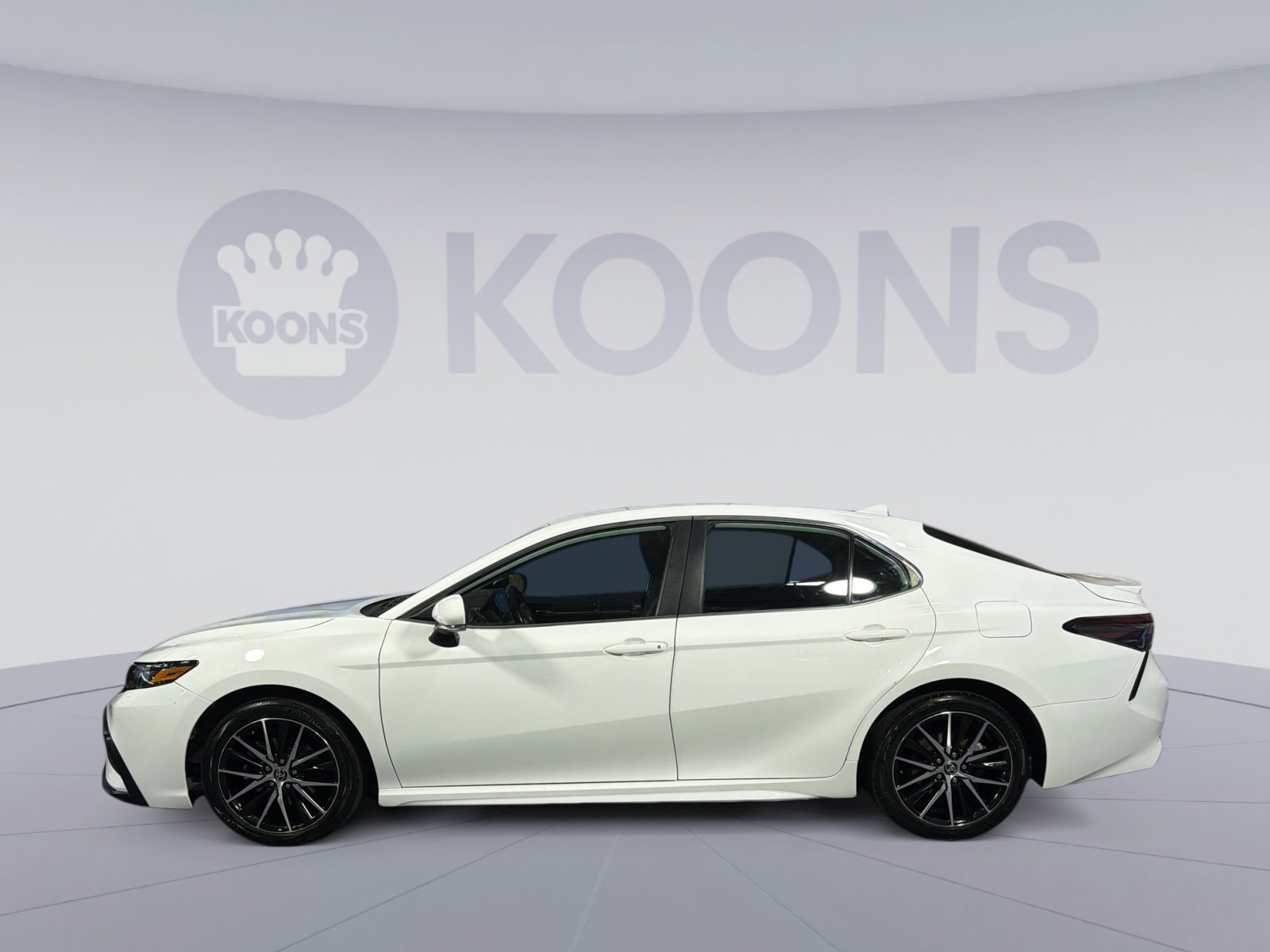 Used 2023 Toyota Camry SE FWD image 2