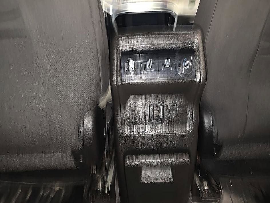 Used 2018 GMC Acadia SLE image 35