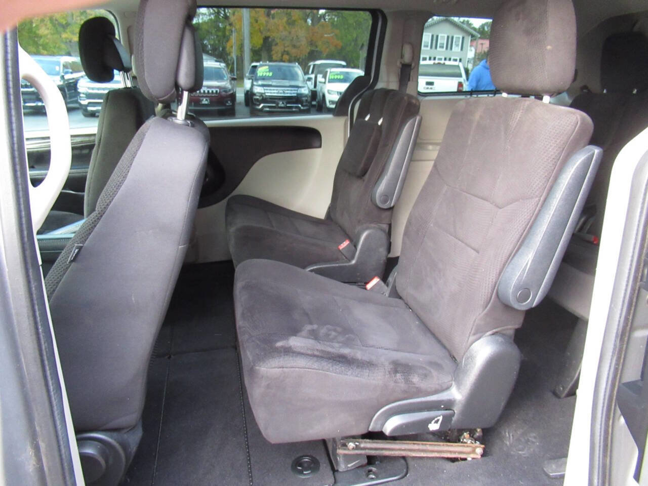 Used 2019 Dodge Grand Caravan SE w/ UConnect Hands-Free Group image 16