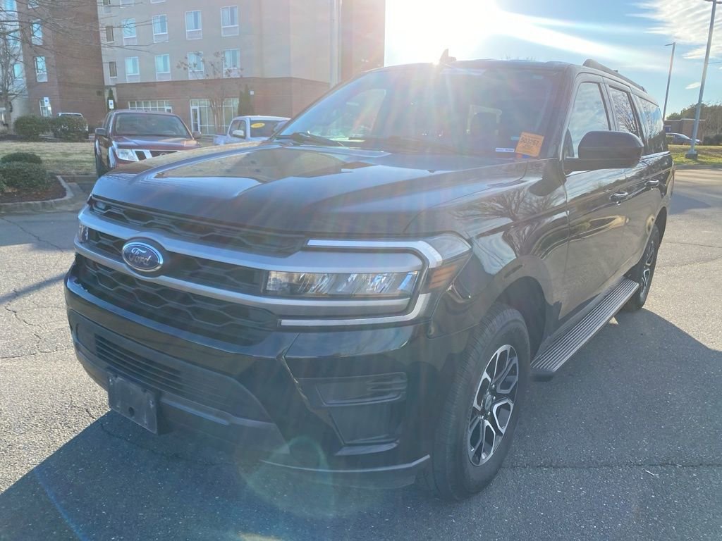 Used 2024 Ford Expedition Max XLT image 3