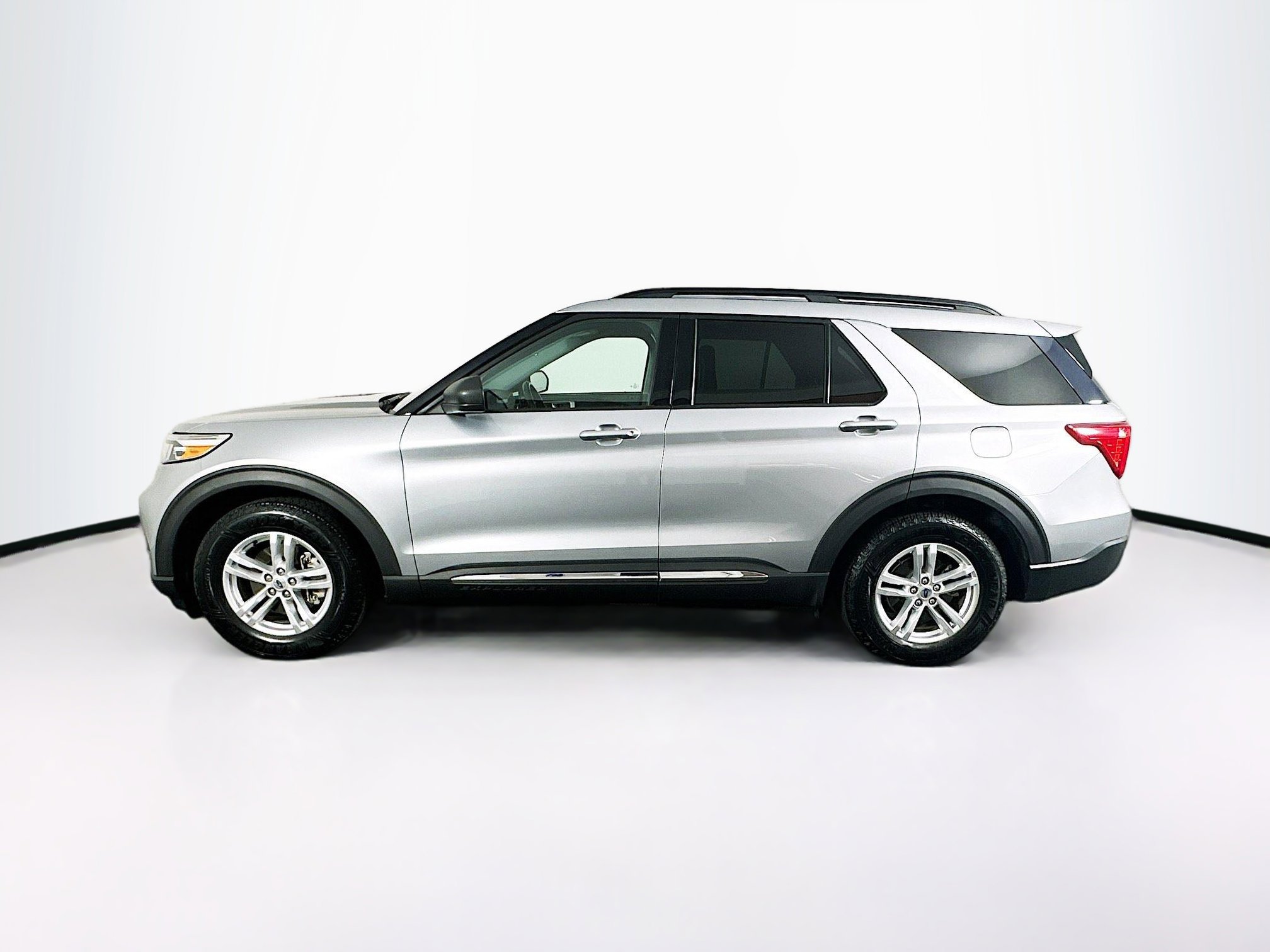 Used 2020 Ford Explorer XLT image 4