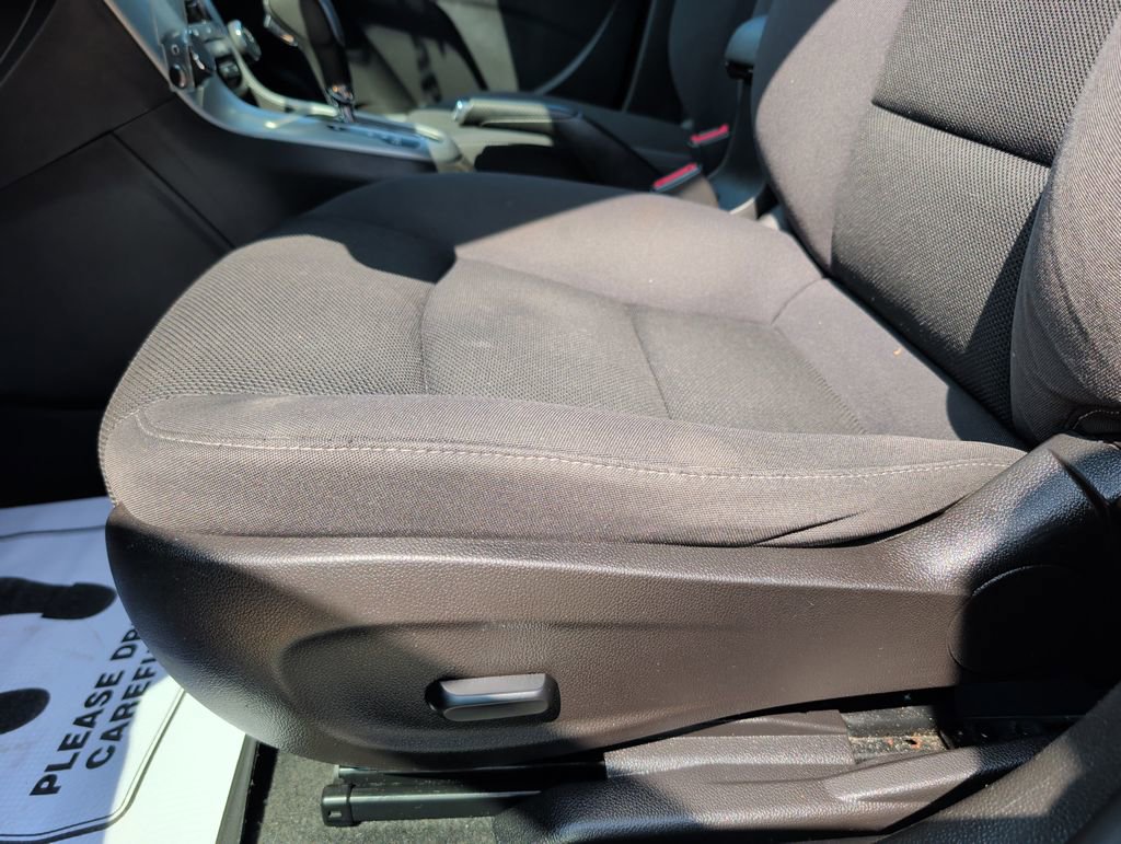 Used 2016 Chevrolet Cruze LT FWD image 9