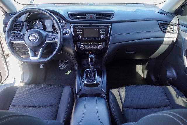 Used 2017 Nissan Rogue SV image 4