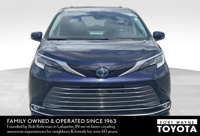 Used 2023 Toyota Sienna Limited FWD image 3