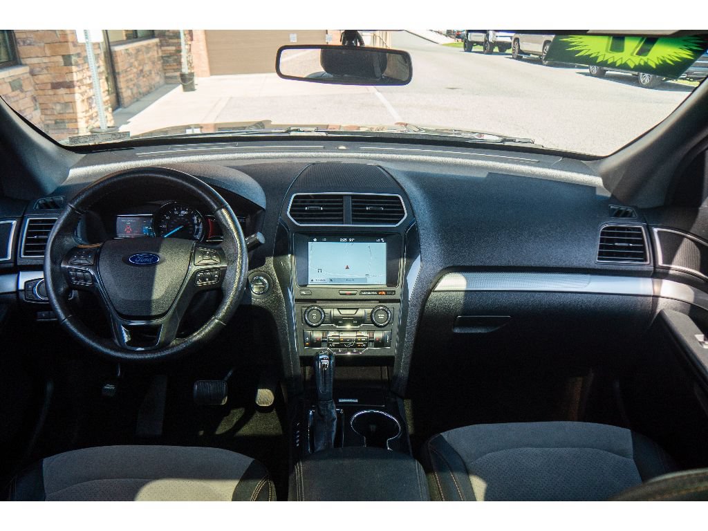 Used 2017 Ford Explorer XLT w/ Equipment Group 202A AWD/4WD image 14