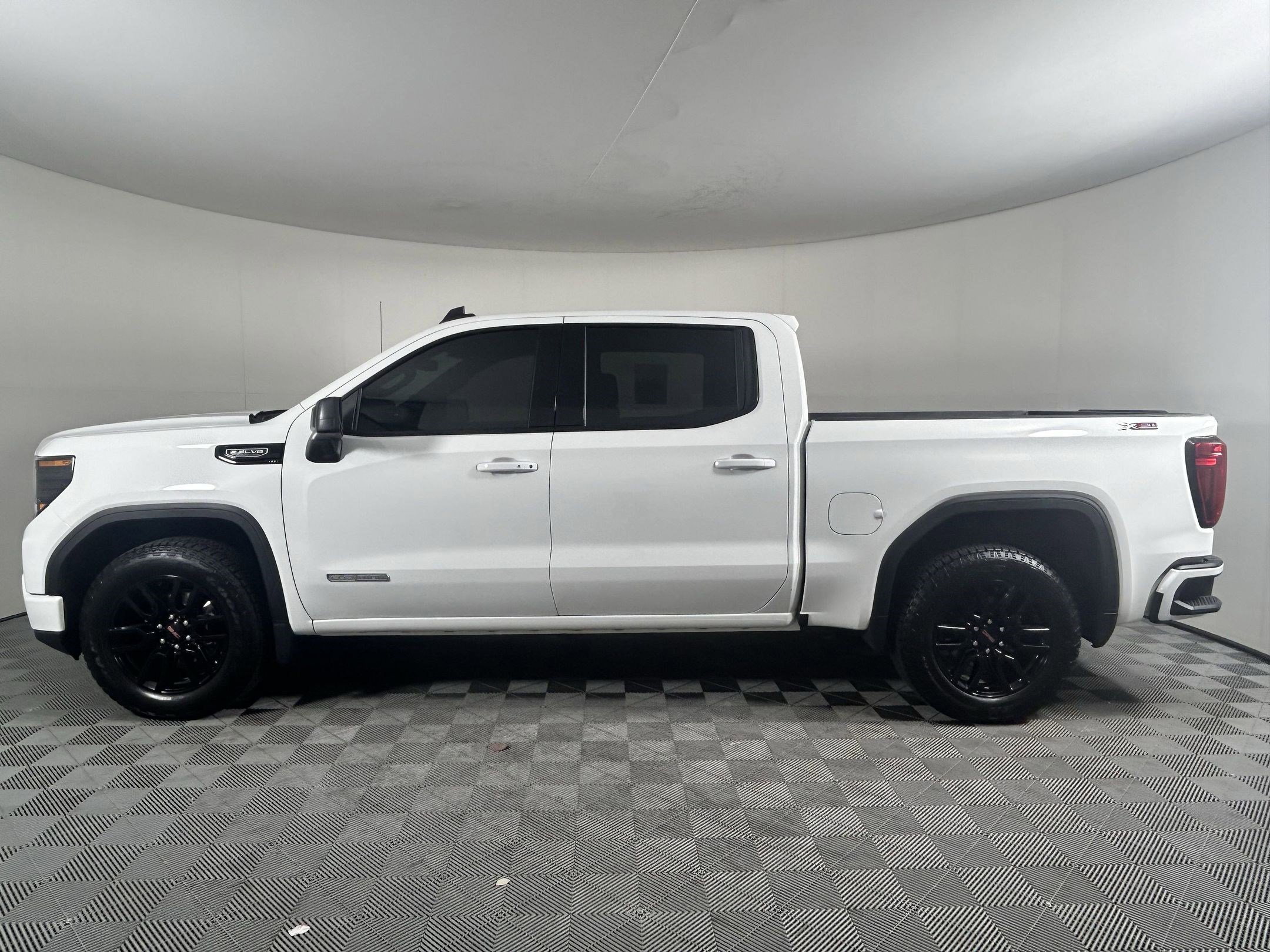 Used 2025 GMC Sierra 1500 Elevation w/ Preferred Package image 2