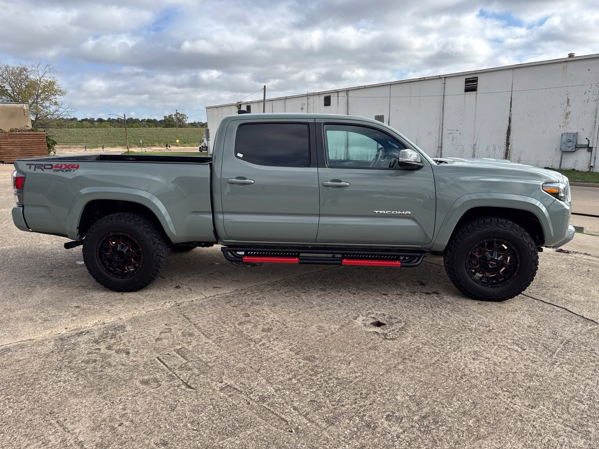 Used 2022 Toyota Tacoma TRD Sport w/ Technology Package AWD/4WD image 4